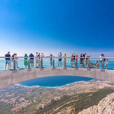 Andrea: Spacious 5-bedroom Retreat With Pool And Recreation