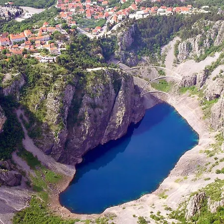 Andrea: Spacious 5-bedroom Retreat With Pool And Recreation