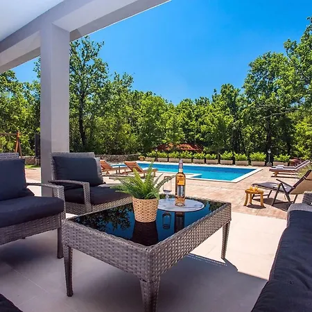 Andrea: Spacious 5-bedroom Retreat With Pool And Recreation Vila Poljica (Makarska)