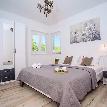 Vila Andrea: Spacious 5-bedroom Retreat With Pool And Recreation *