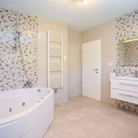 Andrea: Spacious 5-bedroom Retreat With Pool And Recreation * Poljica (Makarska)