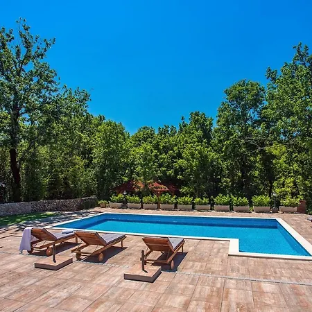 Andrea: Spacious 5-bedroom Retreat With Pool And Recreation Vila