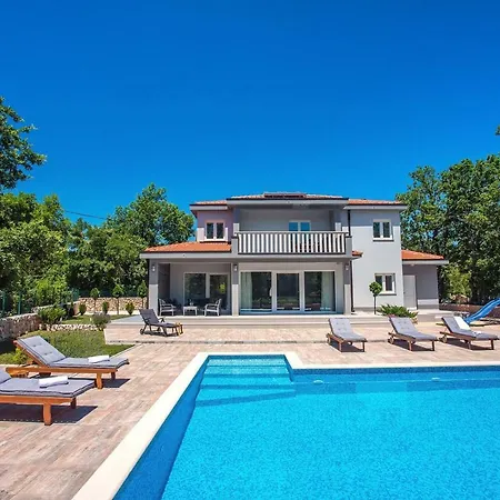 Andrea: Spacious 5-bedroom Retreat With Pool And Recreation * Poljica (Makarska)