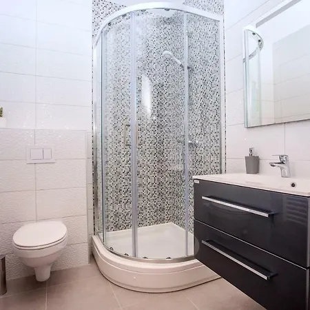 Andrea: Spacious 5-bedroom Retreat With Pool And Recreation Vila *