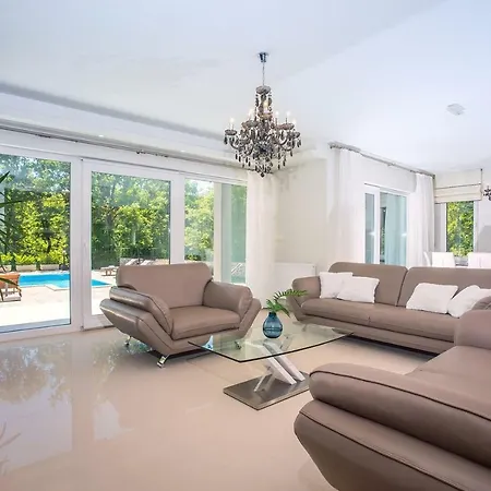 Vila Andrea: Spacious 5-bedroom Retreat With Pool And Recreation *