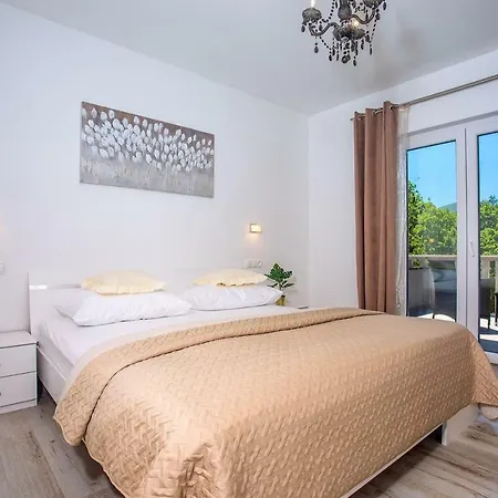 Andrea: Spacious 5-bedroom Retreat With Pool And Recreation Vila Poljica (Makarska)