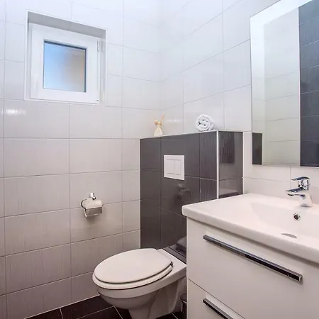 Andrea: Spacious 5-bedroom Retreat With Pool And Recreation Poljica (Makarska)