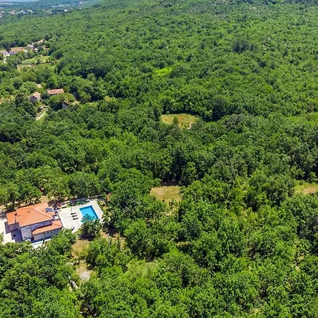 Andrea: Spacious 5-bedroom Retreat With Pool And Recreation