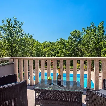 Vila Andrea: Spacious 5-bedroom Retreat With Pool And Recreation Poljica (Makarska)