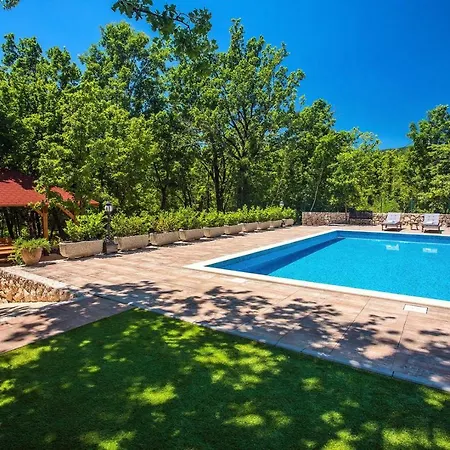 Andrea: Spacious 5-bedroom Retreat With Pool And Recreation Vila *