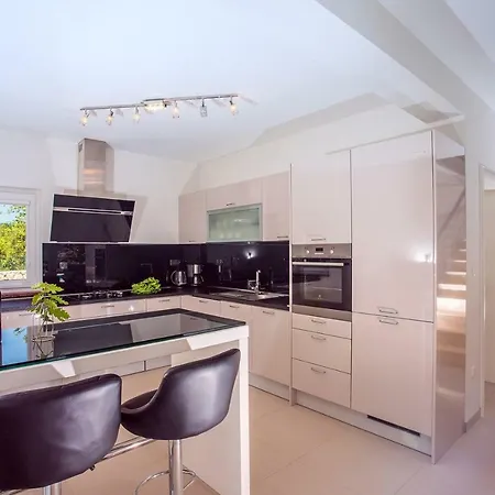 Andrea: Spacious 5-bedroom Retreat With Pool And Recreation