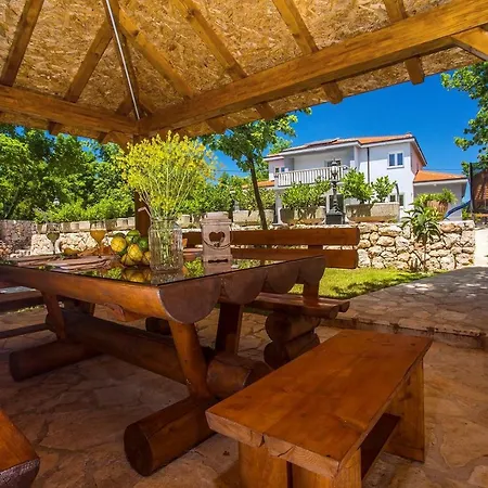 Vila Andrea: Spacious 5-bedroom Retreat With Pool And Recreation