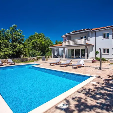 Andrea: Spacious 5-bedroom Retreat With Pool And Recreation Vila Poljica (Makarska)