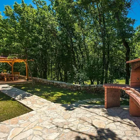 Andrea: Spacious 5-bedroom Retreat With Pool And Recreation Vila