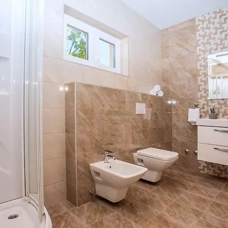 Andrea: Spacious 5-bedroom Retreat With Pool And Recreation * Poljica (Makarska)