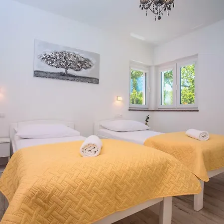 Andrea: Spacious 5-bedroom Retreat With Pool And Recreation Vila *